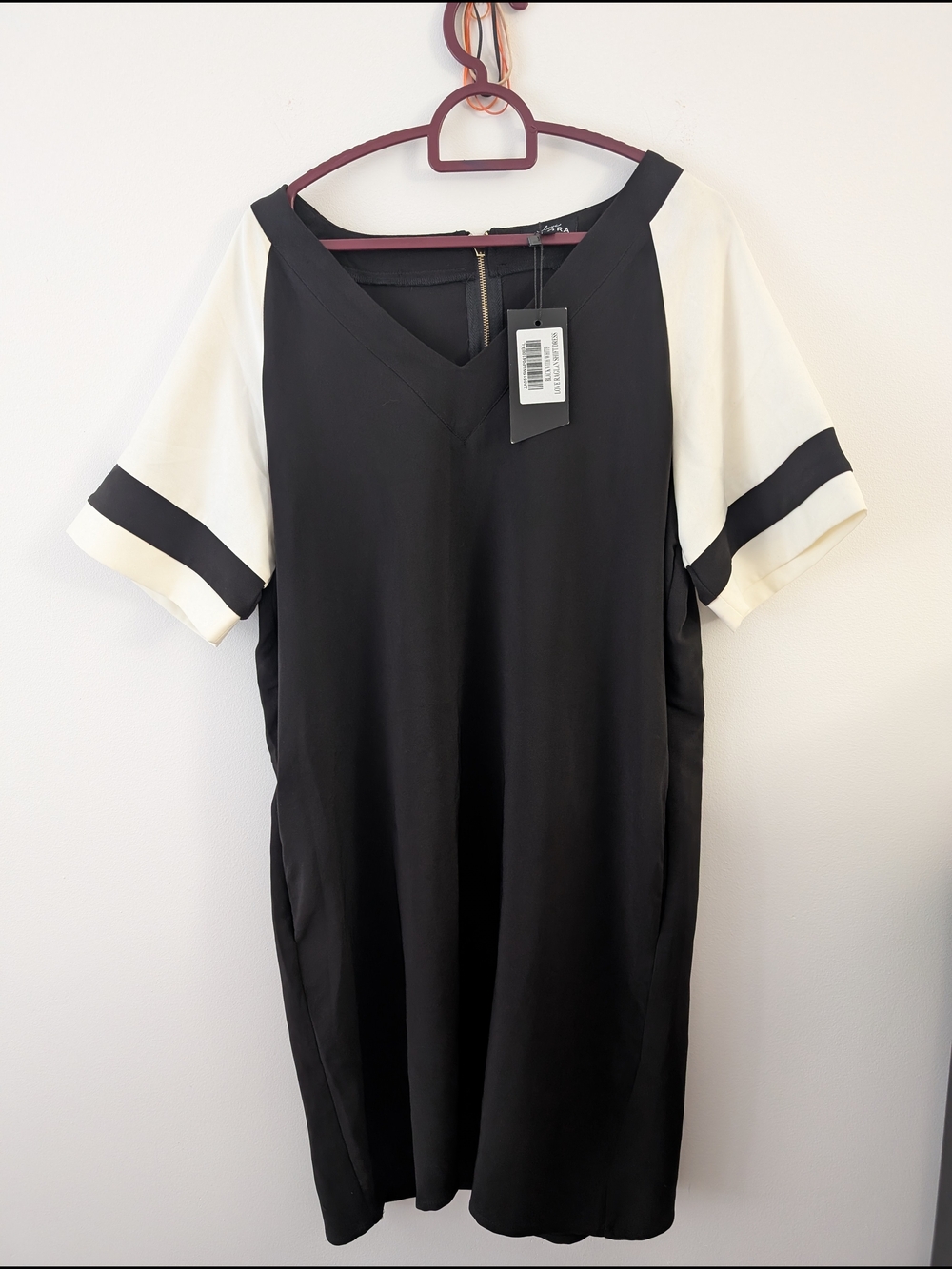 BNWT Zalora Black & White Shift Dress V neck w 2 pockets ptp 20"